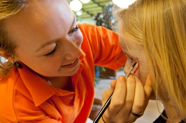 Familiediner arrangement inclusief diner en sport- endag is er handboogschieten en kinderanim spelfaciliteiten. Op zondagmidatie.