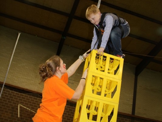 Voor jonge stoere kerels en meiden is er van alles te beleven in Aparthotel Delden. Wie durft het hoogste te stapelen??? Kratten stapelen is alleen voor de echte waaghalzen weggelegd! 