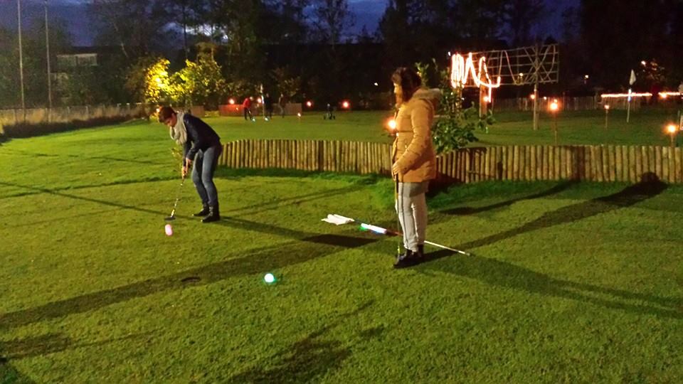 Golf in het donker - een leuk bedrijfsfeest, personeelsfeest of familiefeest