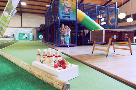 Kinderfeestjes met zwemmen, bowlen, spelterras, masseren en nagels lakken, kratten stapelen