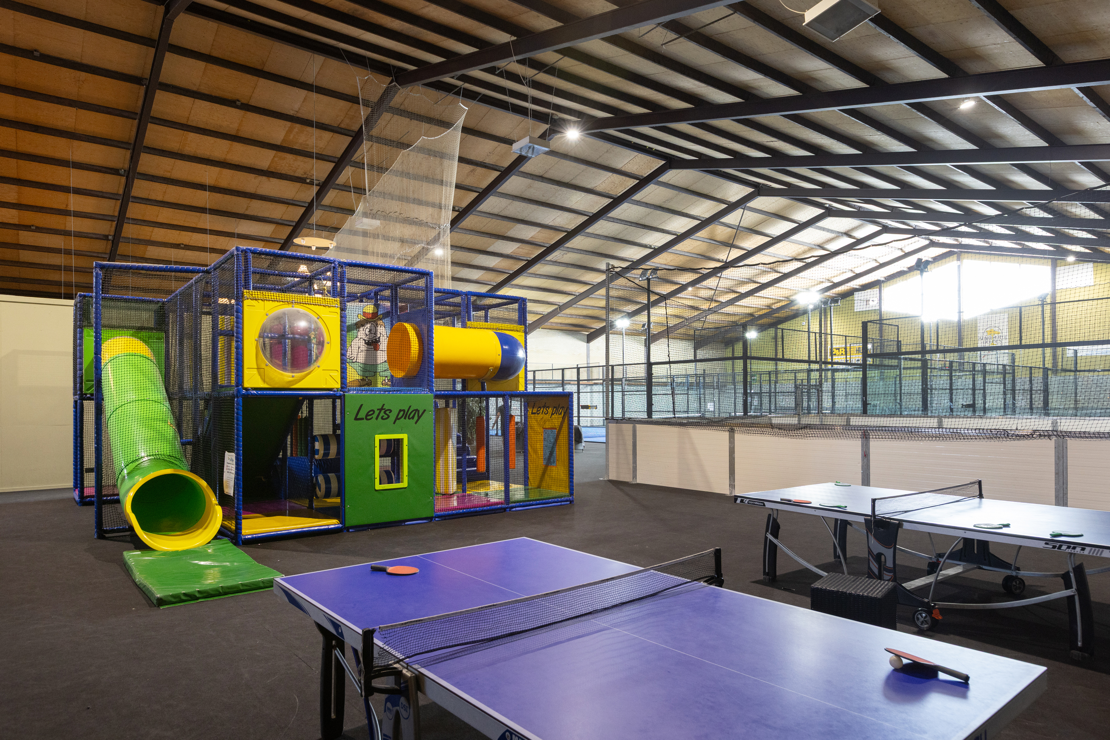 Kinderfeestjes met zwemmen, bowlen, spelterras, masseren en nagels lakken, kratten stapelen