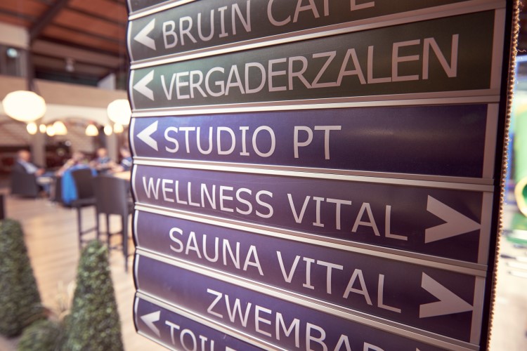 Zwembad, bowlingbaan, tennisbanen, spelterras, personal training studio, wellness, sauna